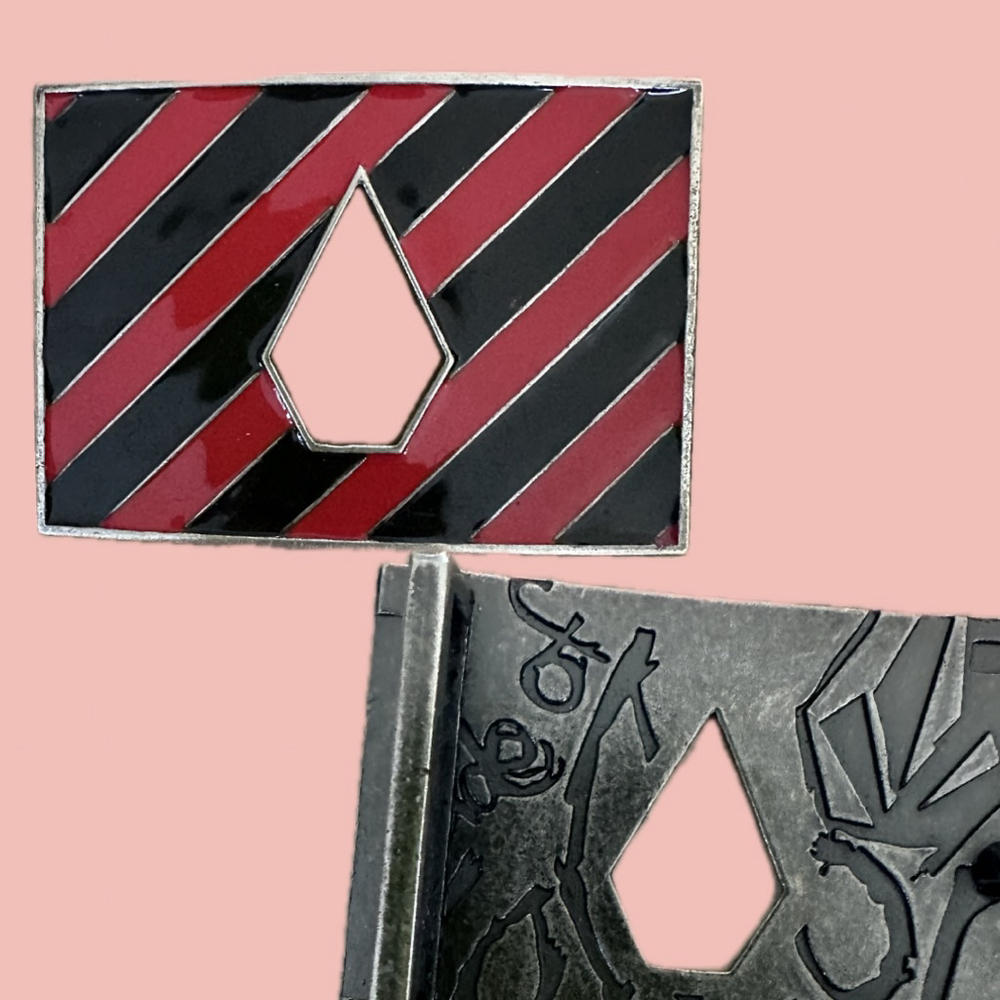 Y2K Volcom Diamond Cutout Belt Buckle – Red & Black Stripes

Description:
Y2K Vo